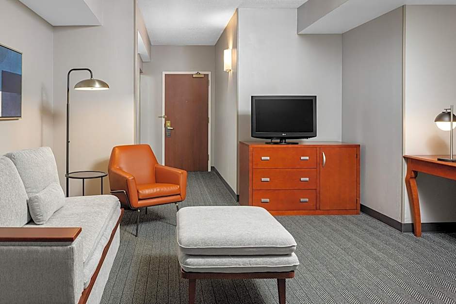 Courtyard by Marriott Long Island MacArthur Airport