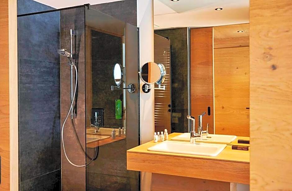 Wellness und Brunch Hotel MorgenZeit beheizter Naturpool mit Sandstrand Genuss Frühstück bis 13 Uhr Hochkönig Sommercard