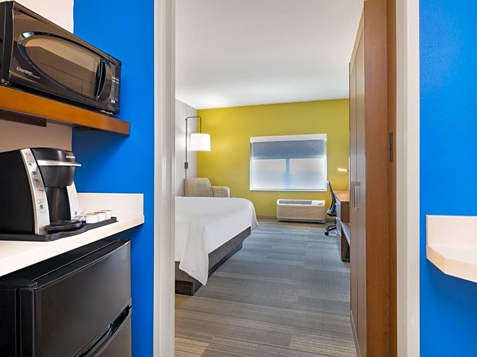 Holiday Inn Express And Suites Ruskin By IHG