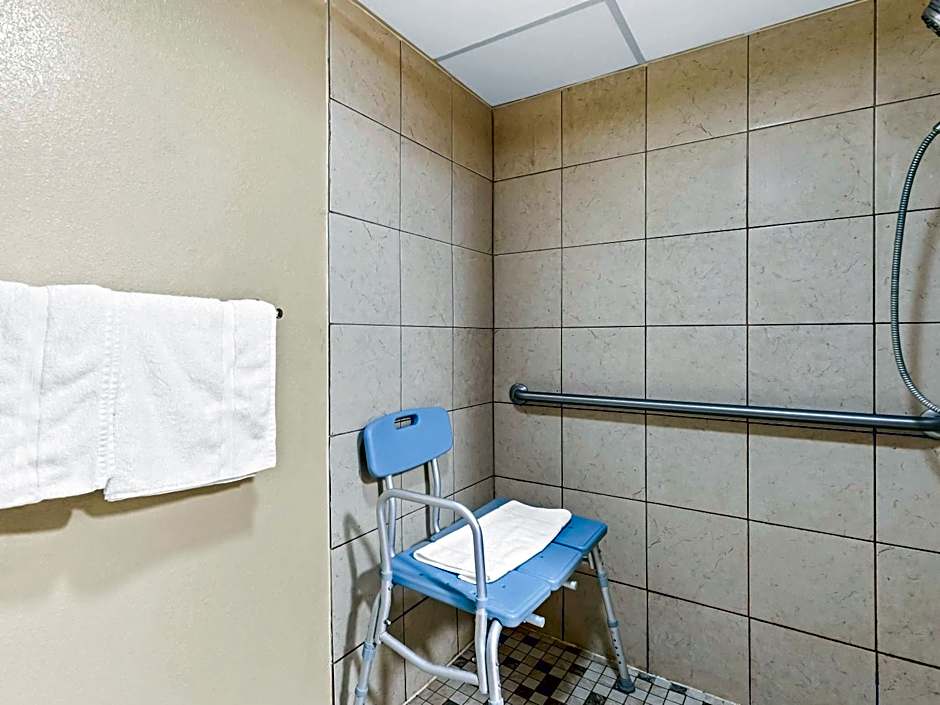 Super 8 by Wyndham Sturtevant Racine