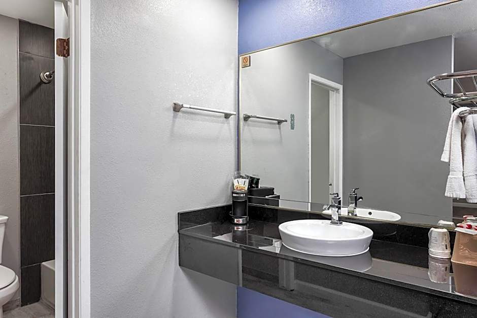 Super 8 by Wyndham Visalia