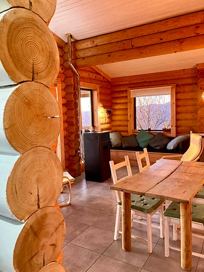 Mountain Log Cabin O Lobo