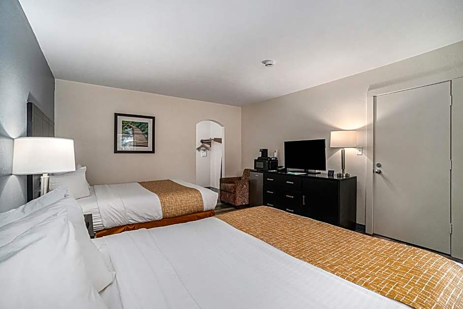 Travelodge by Wyndham Traverse City MI