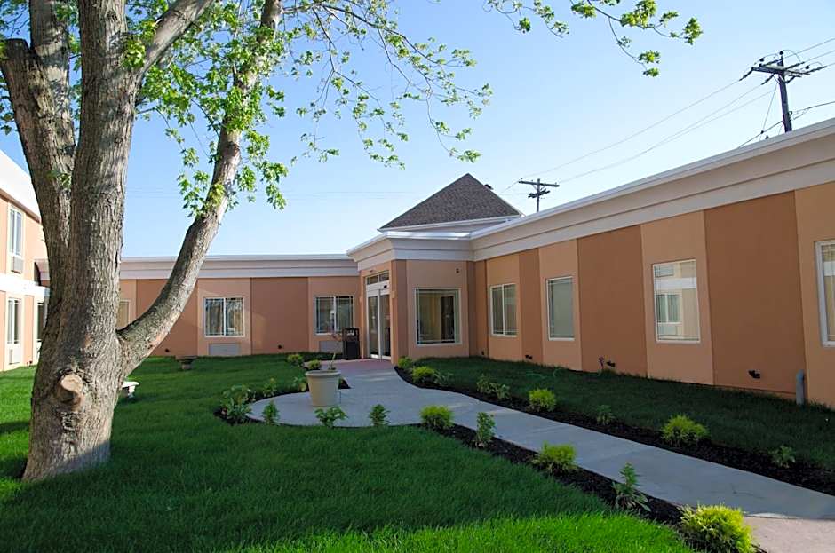 Aashram Hotel by Niagara River