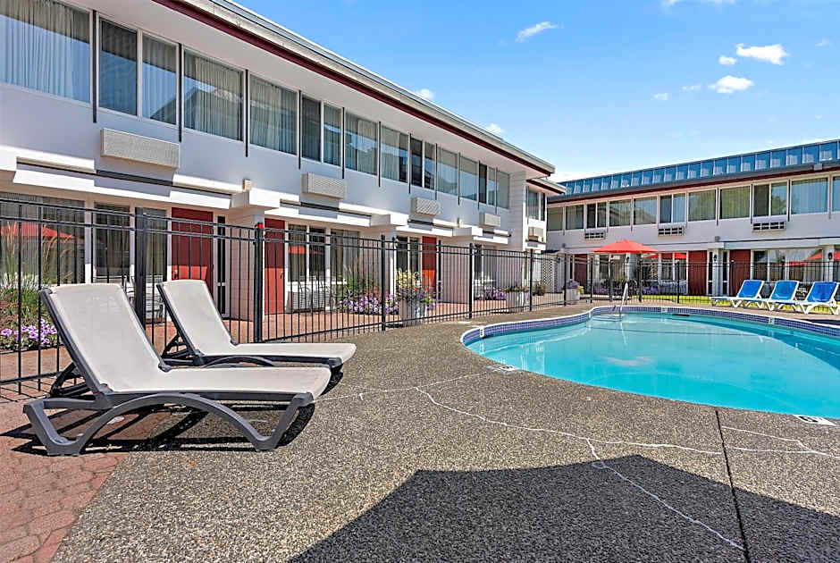 Days Inn by Wyndham Victoria Airport Sidney