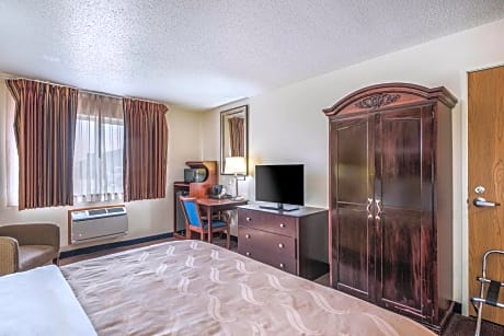 1 King Bed, Nonsmoking, Accessible