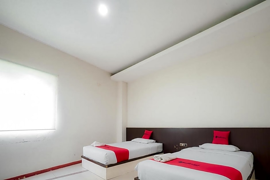 RedDoorz near Pantai Pede