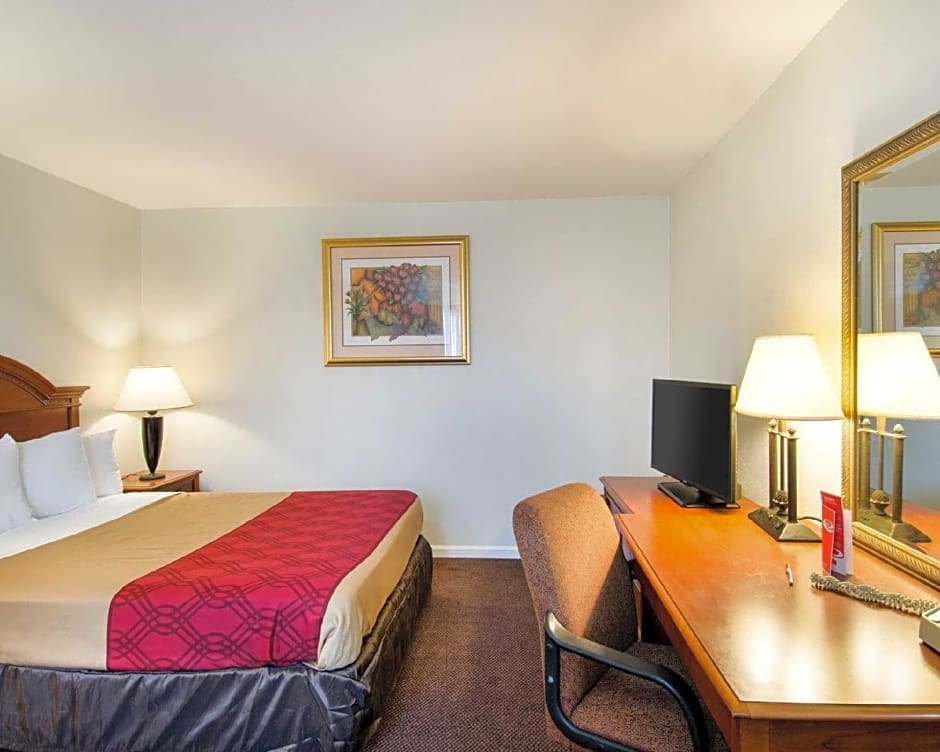 Econo Lodge Inn & Suites