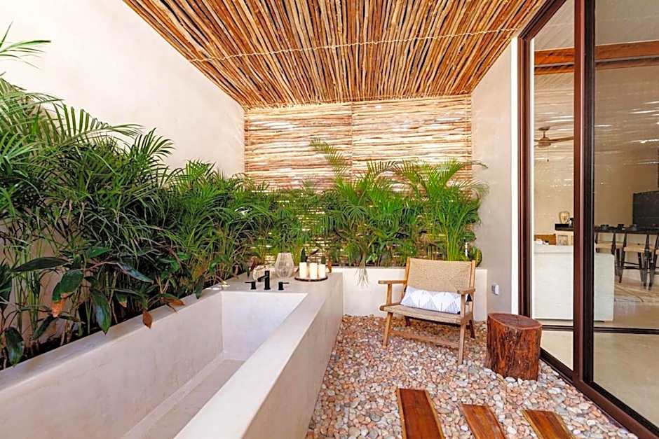 Luxe Jungle Apt 10min To Beach Hot Tub King