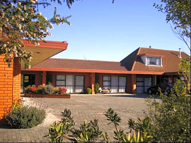 Ace High Motor Inn