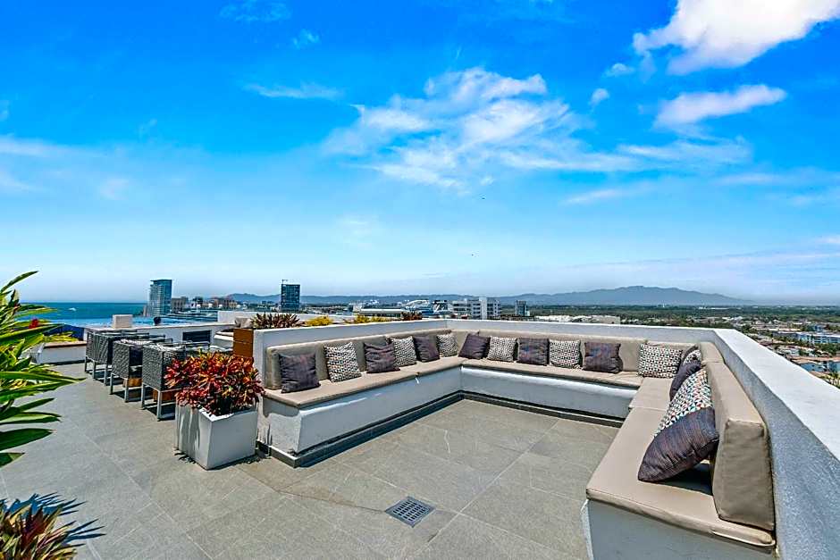 Monyxbnb at Zoho Skies