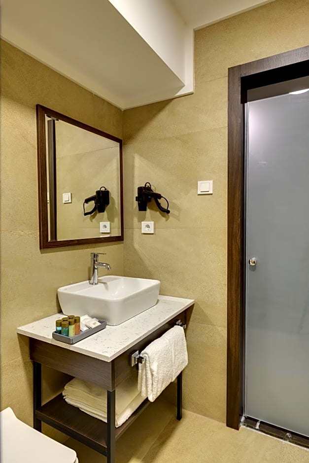 Leo Suites