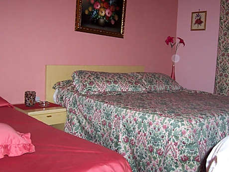 Two Connecting Rooms (6 Adults)