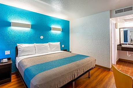 1 King Bed | Non-Smoking, Micfridge
