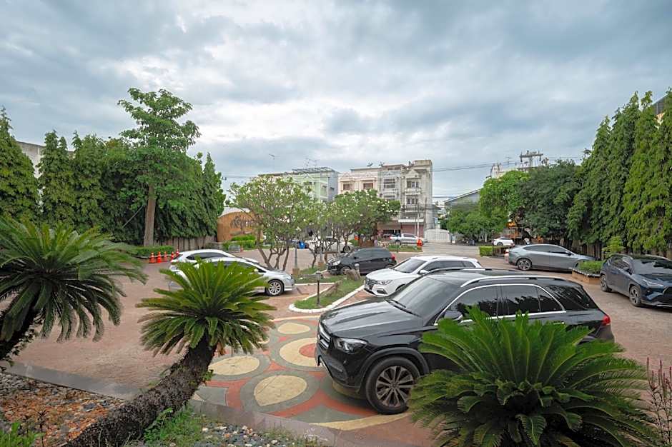 Sri U-Thong Grand Hotel