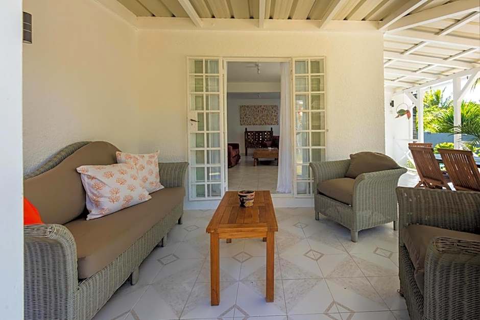Cosy private bungalow pool 5 mins to beach