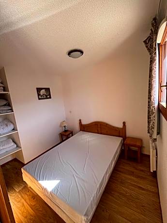 One-Bedroom Apartment with Cabin (6 Adults)