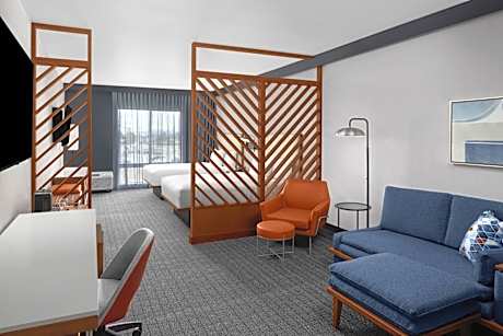 Studio with Two Queen Beds, Bathtub and Sofa Bed - Mobility Access