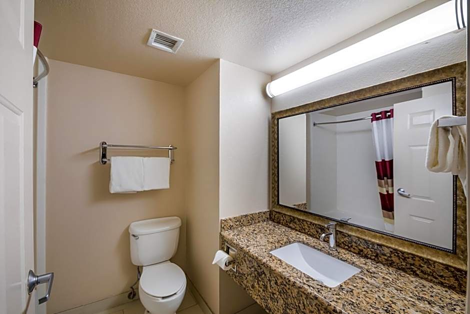 Red Roof Inn & Suites Austin East - Manor
