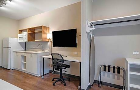 Studio with 1 King Bed - Non-Smoking