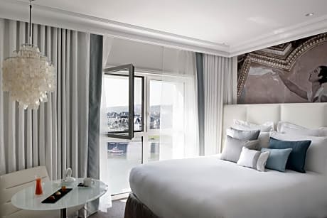 Suite with  One King Bed and Sea View
