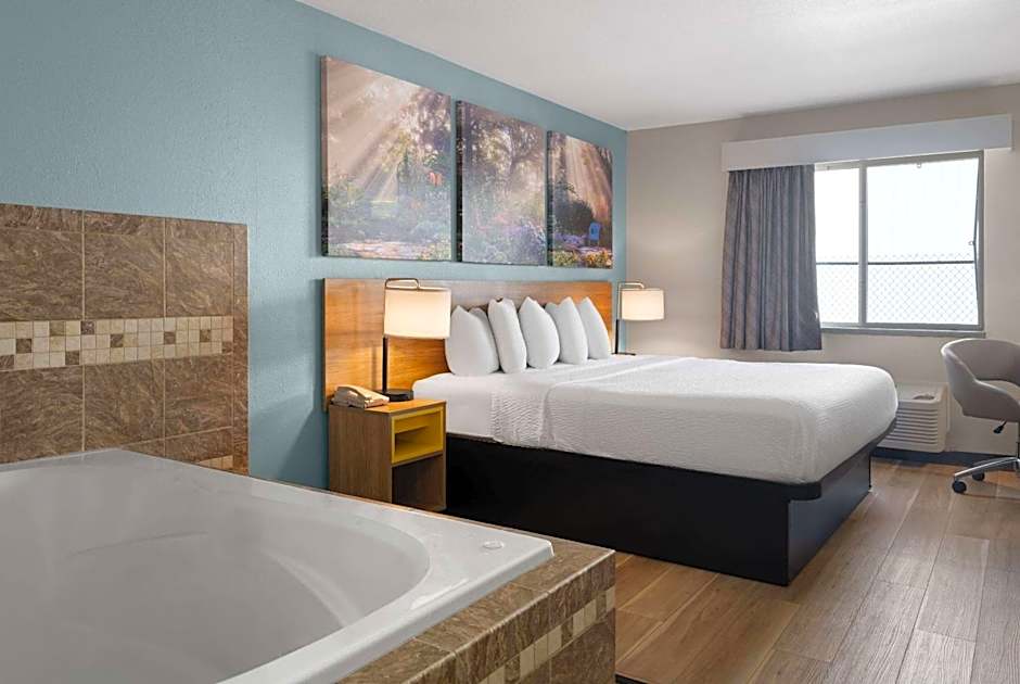 Days Inn by Wyndham Neenah