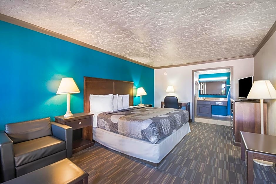 Econo Lodge Inn & Suites