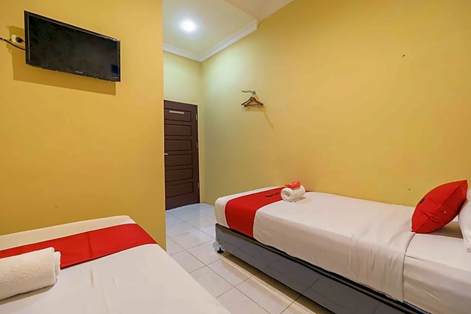 RedDoorz Syariah near Jam Gadang Bukittinggi 2