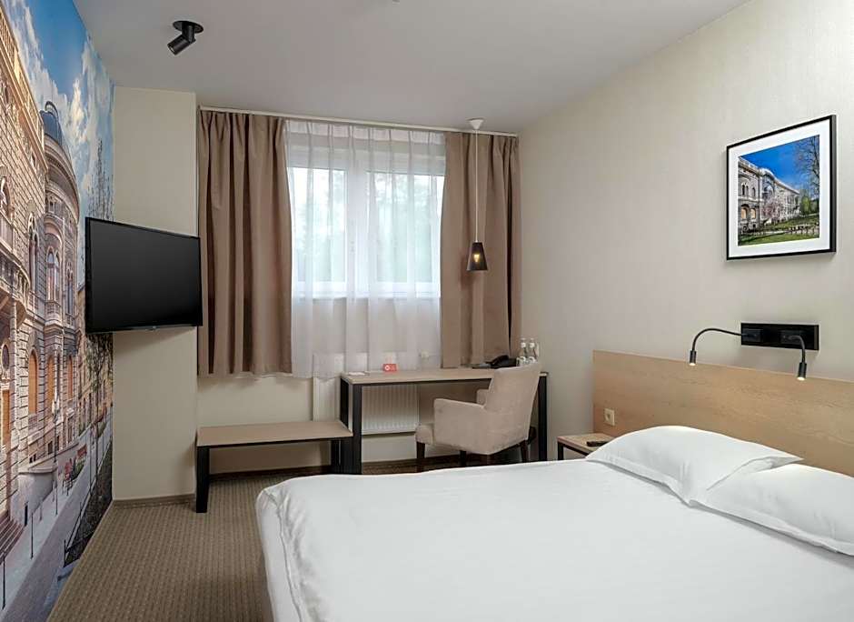 Photo 1 of 6 of Single Room