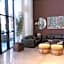 Suíte luxo com tela de cinema no América Towers Studio Residence