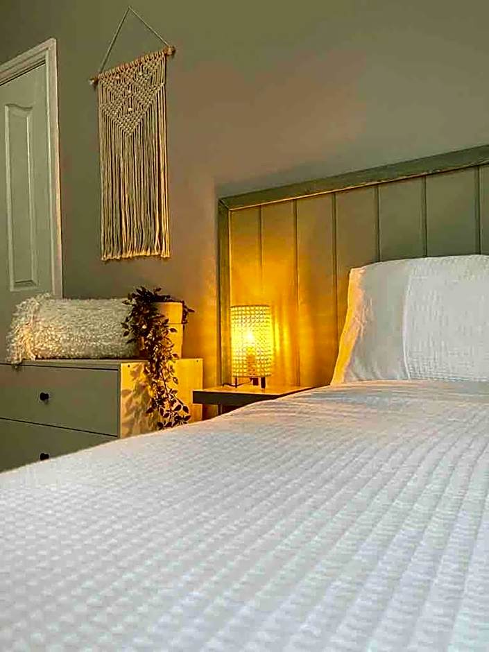 Gorgeous spacious 2 BR home 10 mins to city