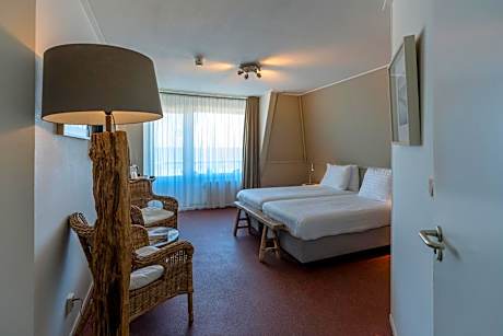 Deluxe Double Room with Side Sea View