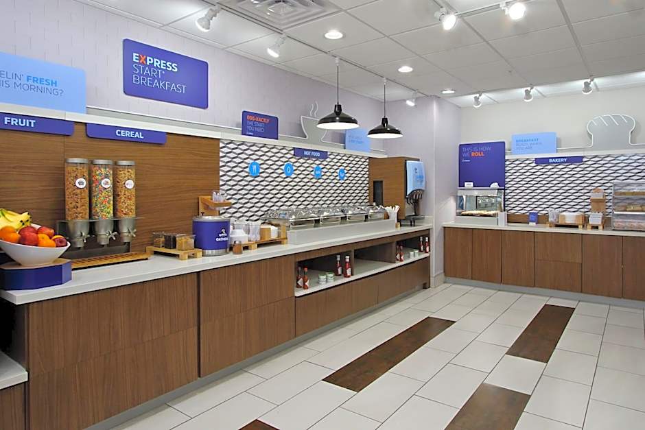 Holiday Inn Express & Suites Columbus North By IHG