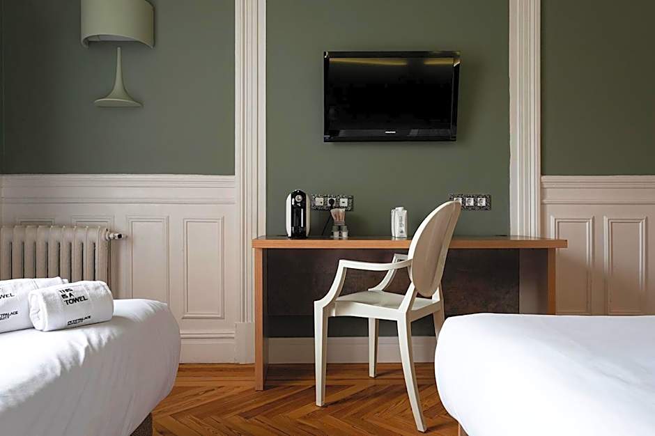 Petit Palace Lealtad Plaza