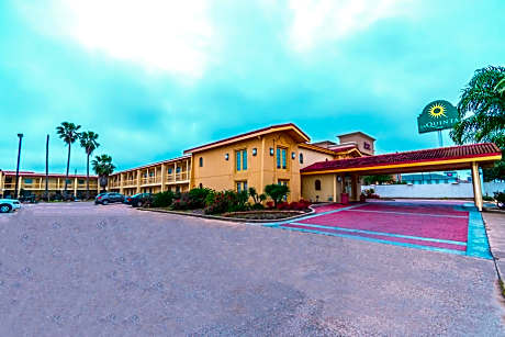 La Quinta Inn & Suites by Wyndham Clute Lake Jackson