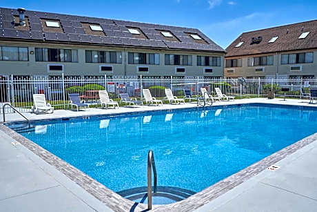 Admiralty Inn & Suites - a Red Collection Hotel