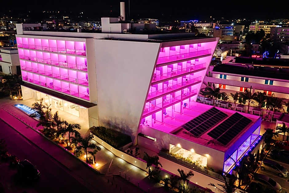 Seasons Hotel (Adults Only)