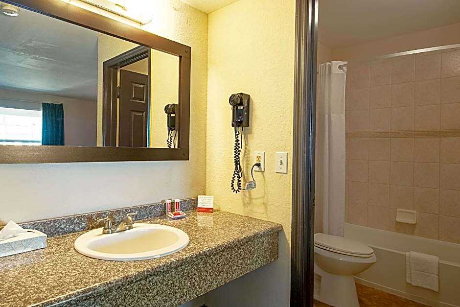 Econo Lodge Inn & Suites Clearwater Central