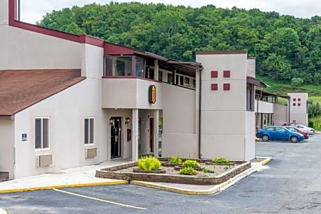 Super 8 by Wyndham Bridgeport/Clarksburg Area