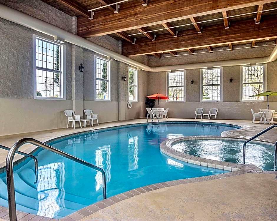 Comfort Inn & Suites Grafton-Cedarburg