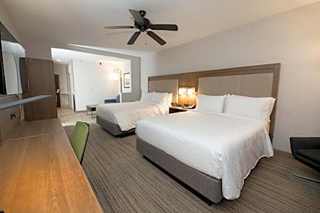 Standard Queen Room with Two Queen Beds and Roll-In Shower - Mobility Access