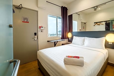  Double Room (Complimentary Parking, Scheduled Shuttle Service & 1 Meal Voucher)