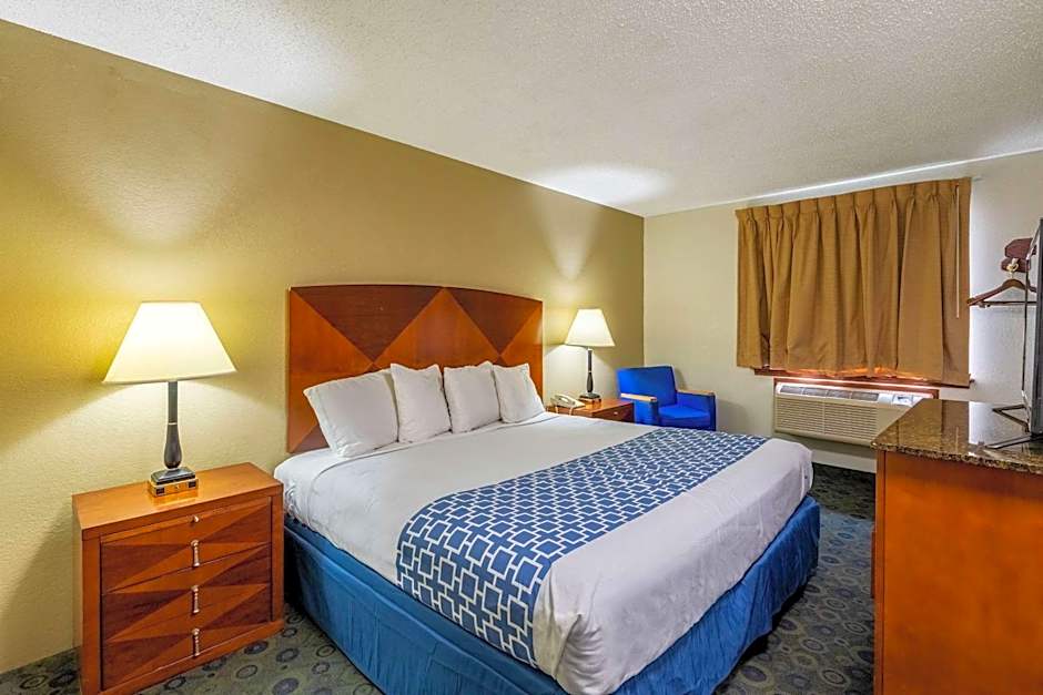 Econo Lodge Inn & Suites