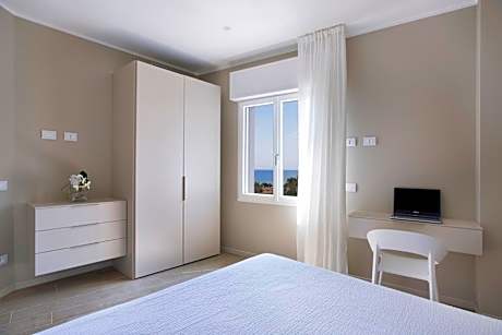 Apartment with Balcony and Sea View