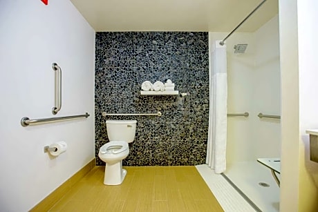 2 Queen Mobility/Hearing Accessible Ri Shower ROOM ONLY