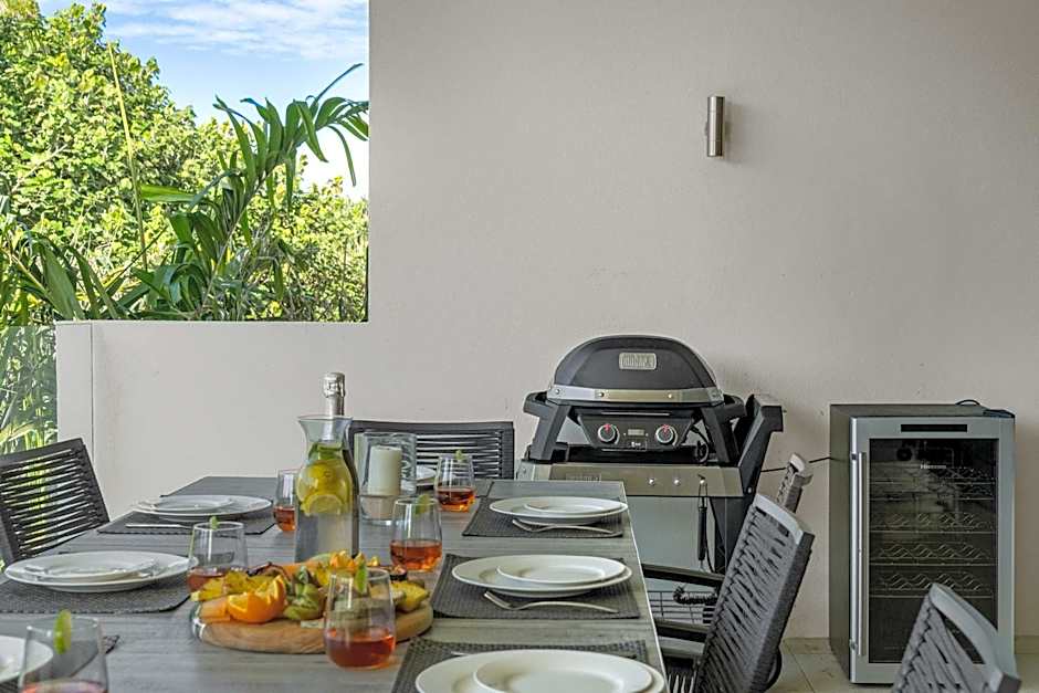 Absolute Beachfront Marcoola - Private Pool - Private Spa Bath - Games