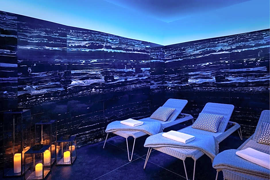 Montcalm East, Autograph Collection