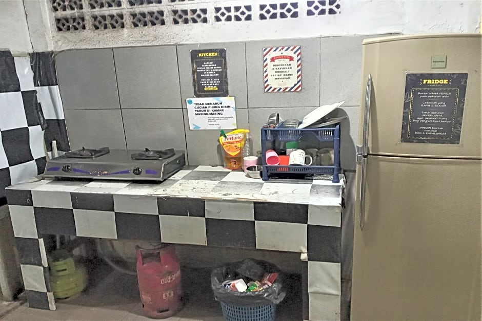 Hannah House - Female Room Only by ZUZU