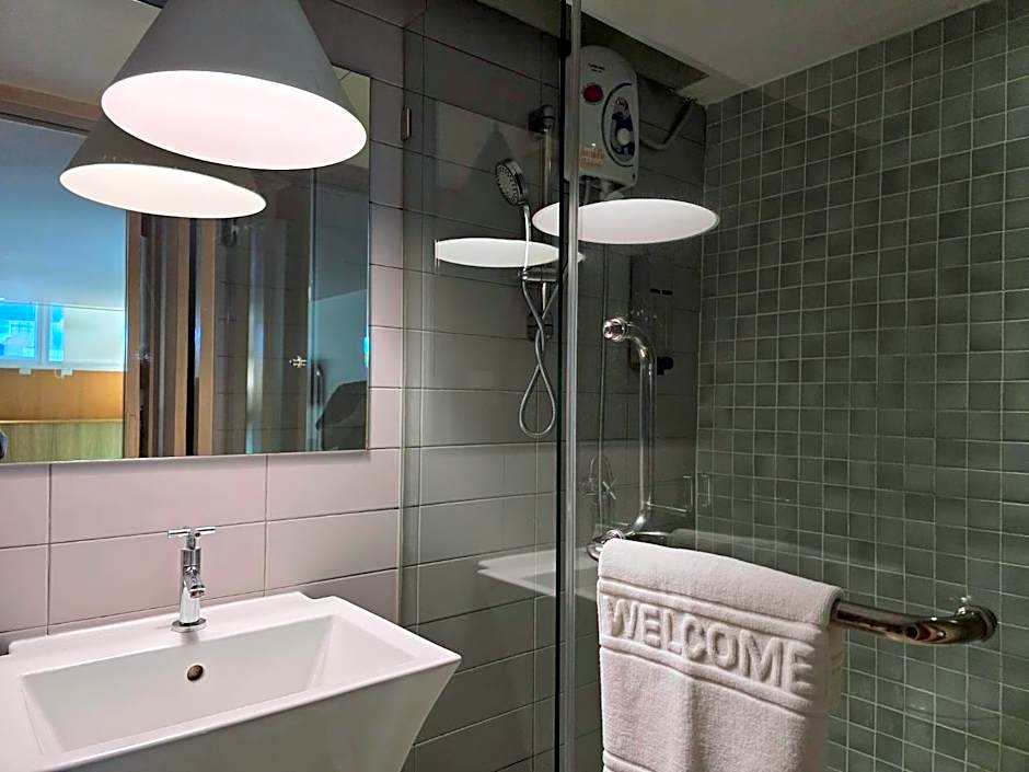 Somewhere to Escape - Hometel