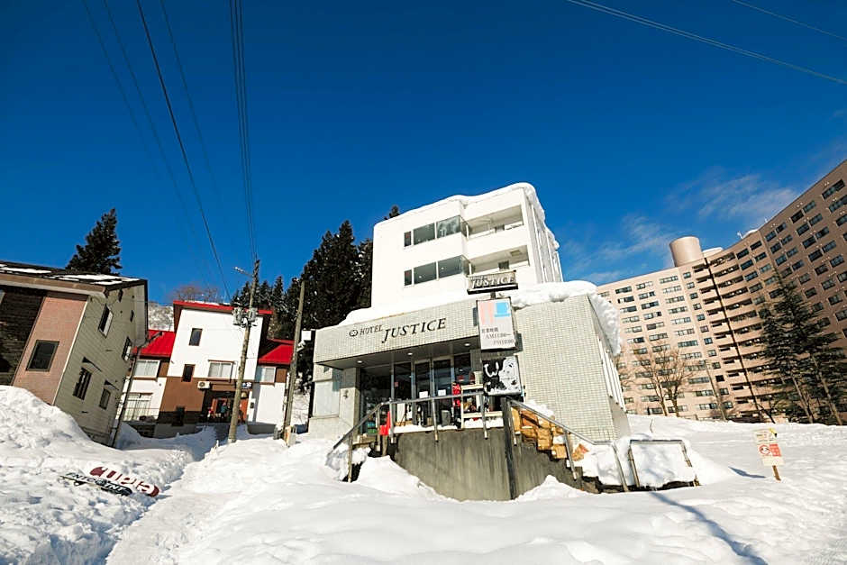 Hotel Justice - Ski IN Ski OUT - Private bathroom, next to the ski lift station